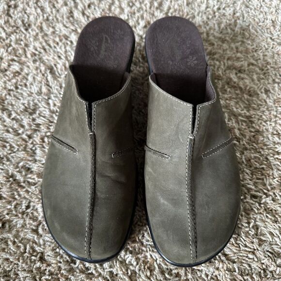 Clarks Delight Nubuck Leather Olive‎ Green Wedge Mules Women Size 7M Y2K 71104 - Picture 4 of 8